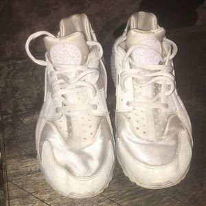 WHITE NIKE AIR HUARACHES